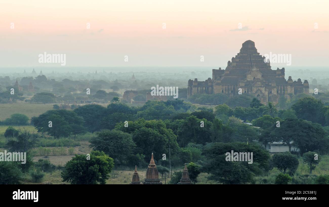 Dahmadan Gyi Phaya im Nebel. Bagan. Myanmar. Stockfoto