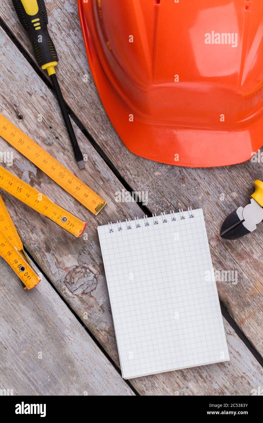 Leerer Notizblock und Zubehör für die Werkstatt. Stockfoto