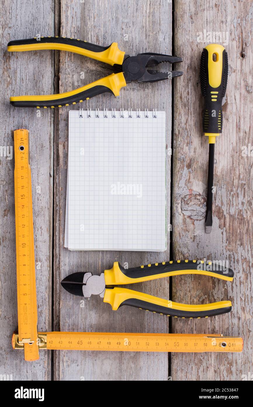 Zubehör für Konstrukteure oder Reparaturwerkstätten und leerer Notizblock. Stockfoto