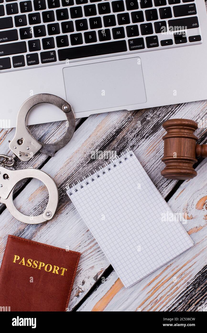 Leerer Notizblock für Copyspace und Gavel mit Handschellen. Stockfoto