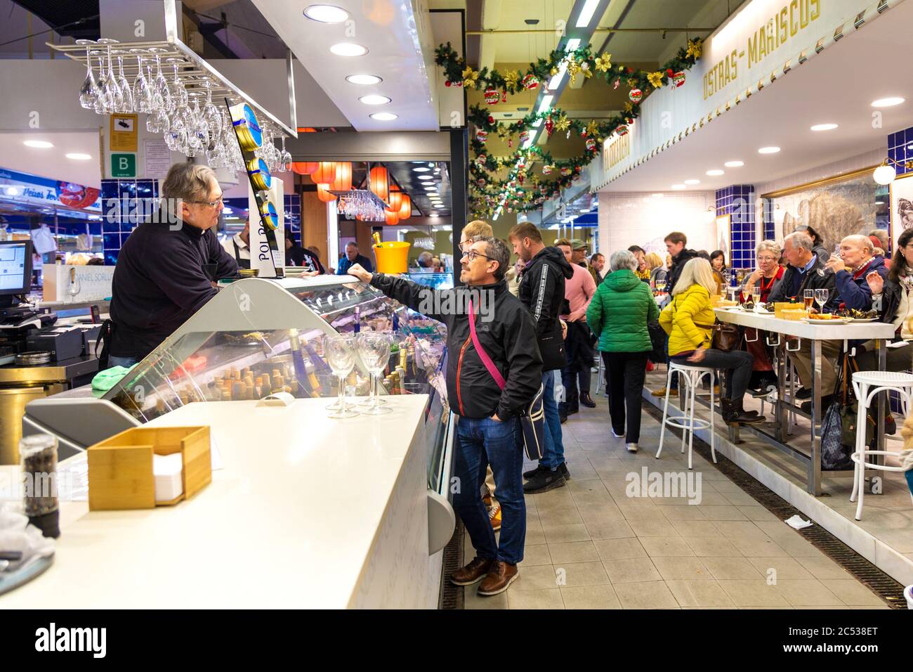 Leute essen in Tapas-Bars im Mercat de l'Olivar, Palma, Mallorca, Spanien Stockfoto