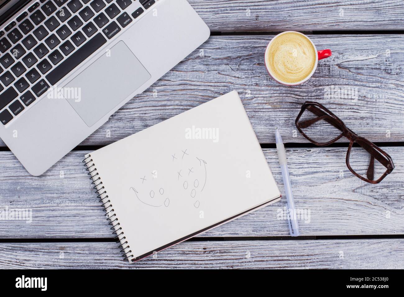 Büromitarbeiter Zubehör und leerer Notizblock. Stockfoto