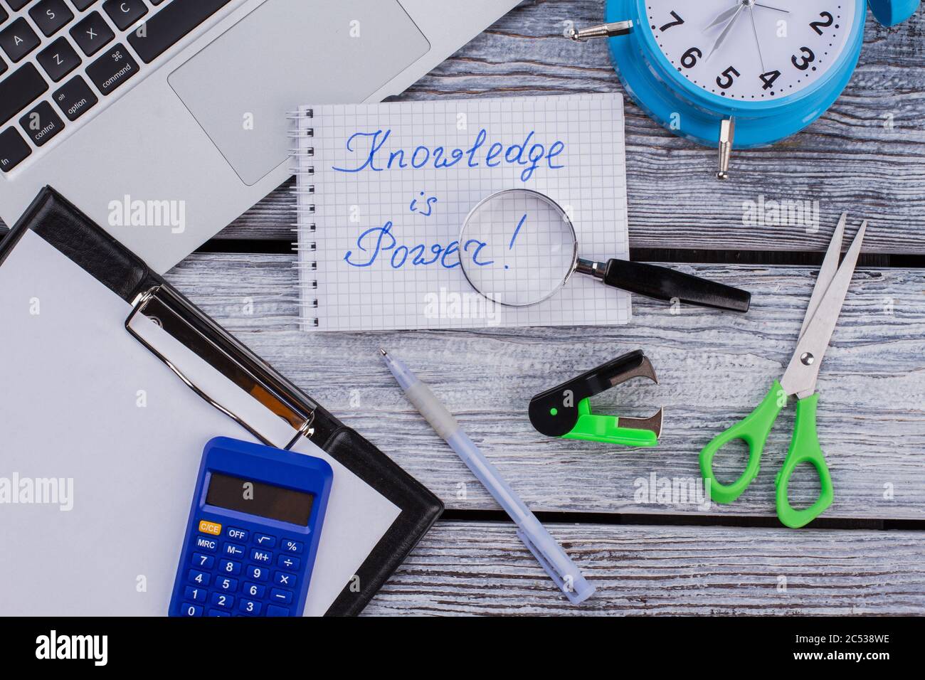 Studieren Zubehör und Wissen ist Macht Slogan. Stockfoto