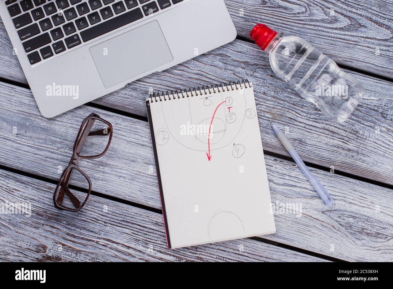 Notizblock mit Plan Schema und Büroarbeitzubehör. Stockfoto