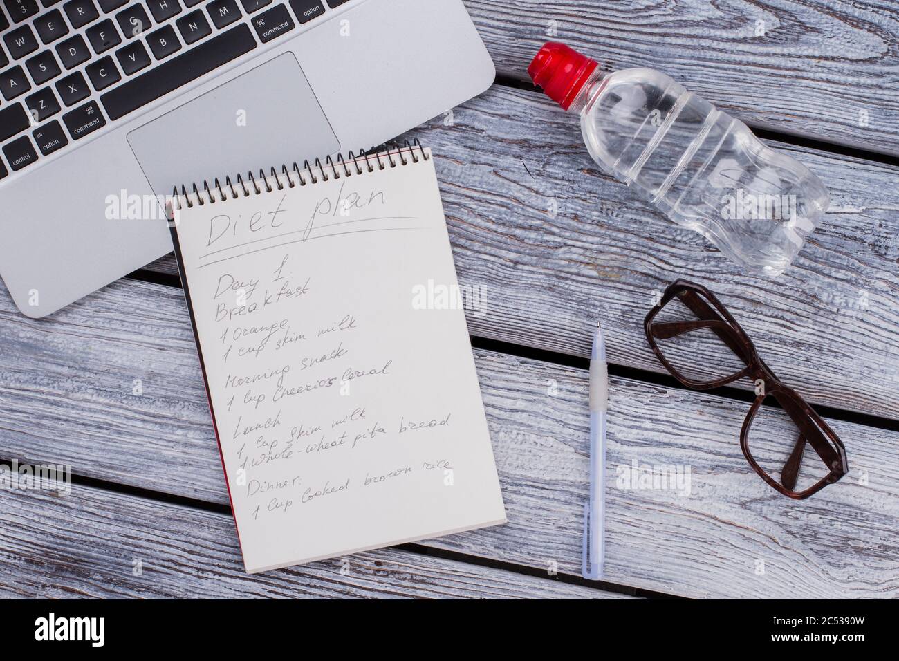 Notizblock mit Diätplan und Bürozubehör. Stockfoto