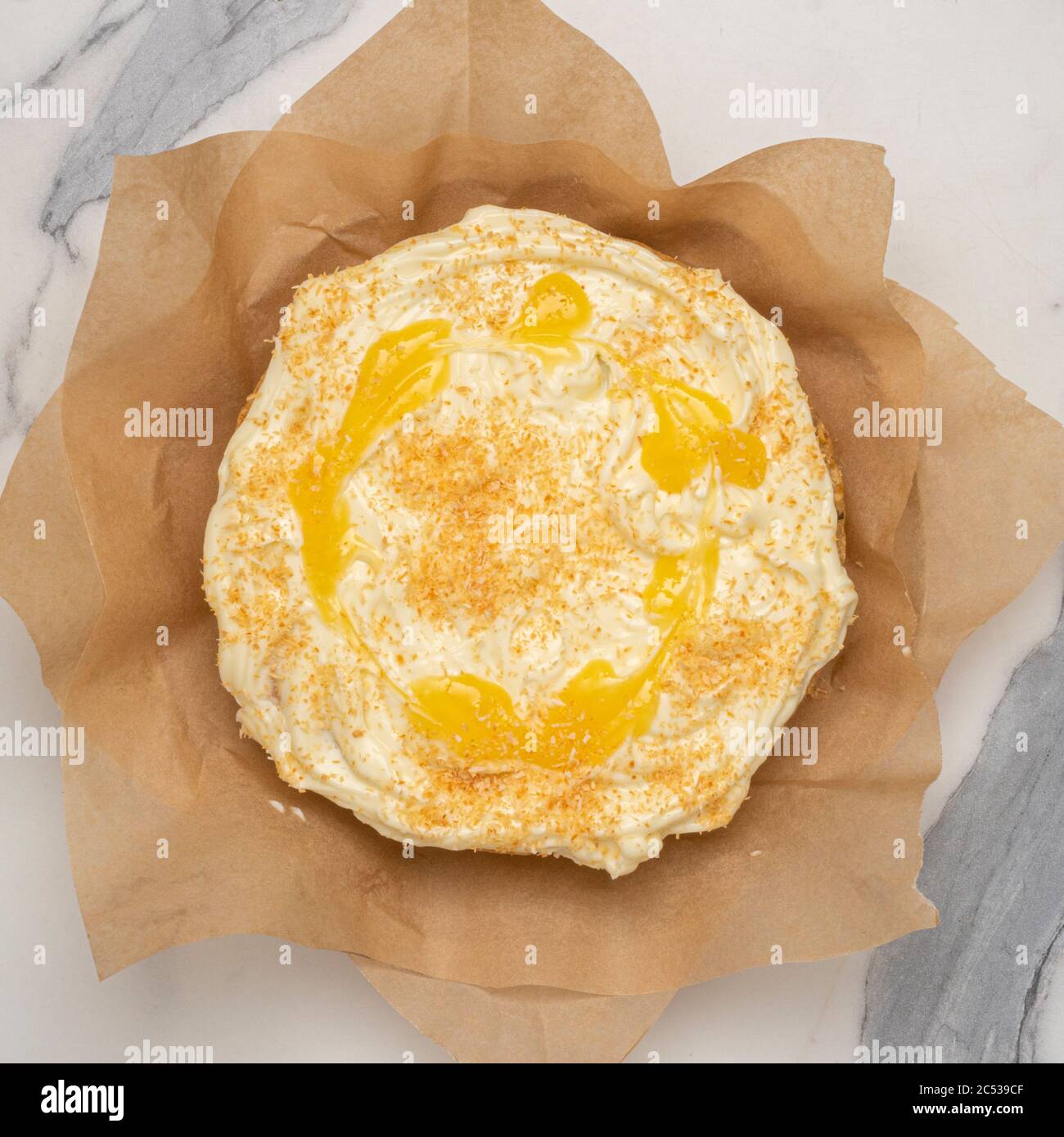 Grundriss eines hausgemachten Pastinake mit Zitronenkuchen und gerösteter Kokosnuss. Stockfoto