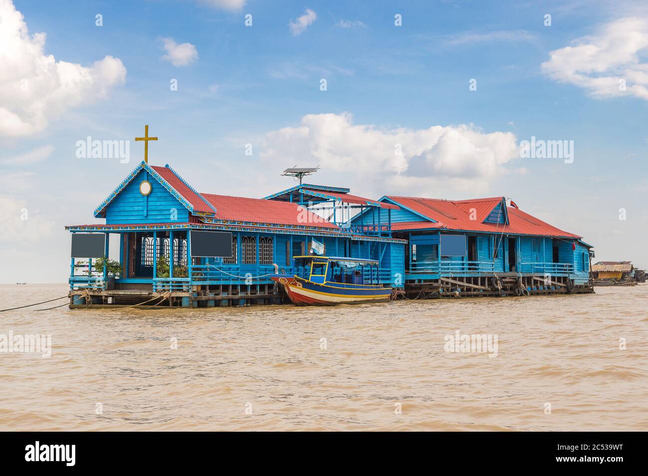 Schwimmende Kirche in Chong Khneas schwimmendes Dorf in der Nähe von Siem Reap, Kambodscha an einem Sommertag Stockfoto