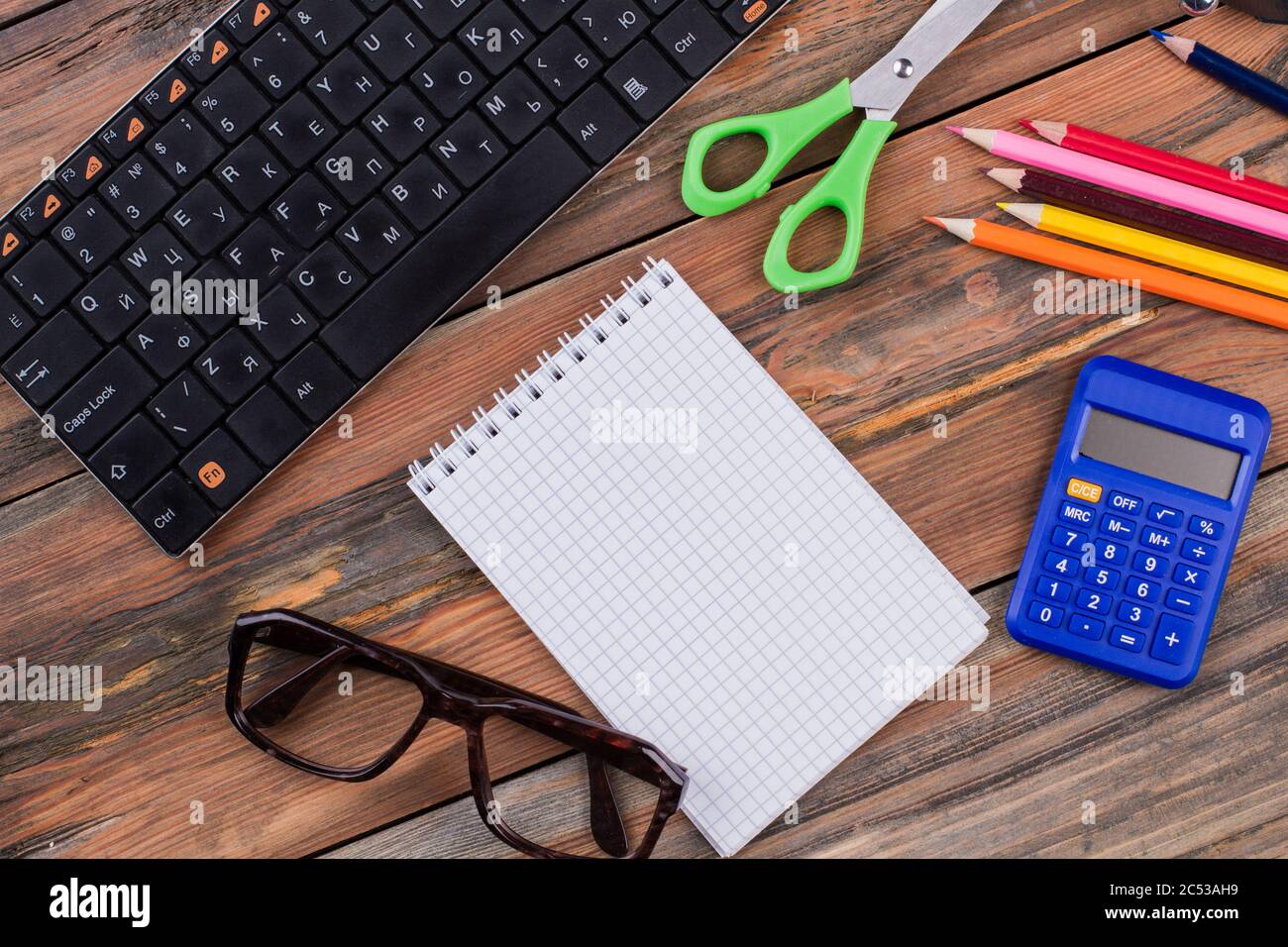 Schreibwaren und leerer Notizblock für Kopierplatz. Stockfoto