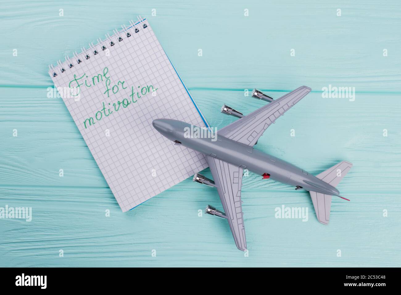 Oben Ansicht von Kunststoff Spielzeug Passagier Jet Flugzeug und Notizblock in der Nähe. Stockfoto