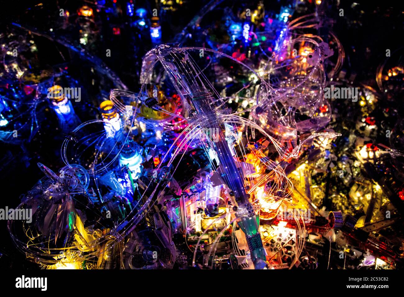 Nahaufnahme von 'Recyclism' von Art of OK beim Canary Wharf Winter Lights Festival 2019, London, Großbritannien Stockfoto