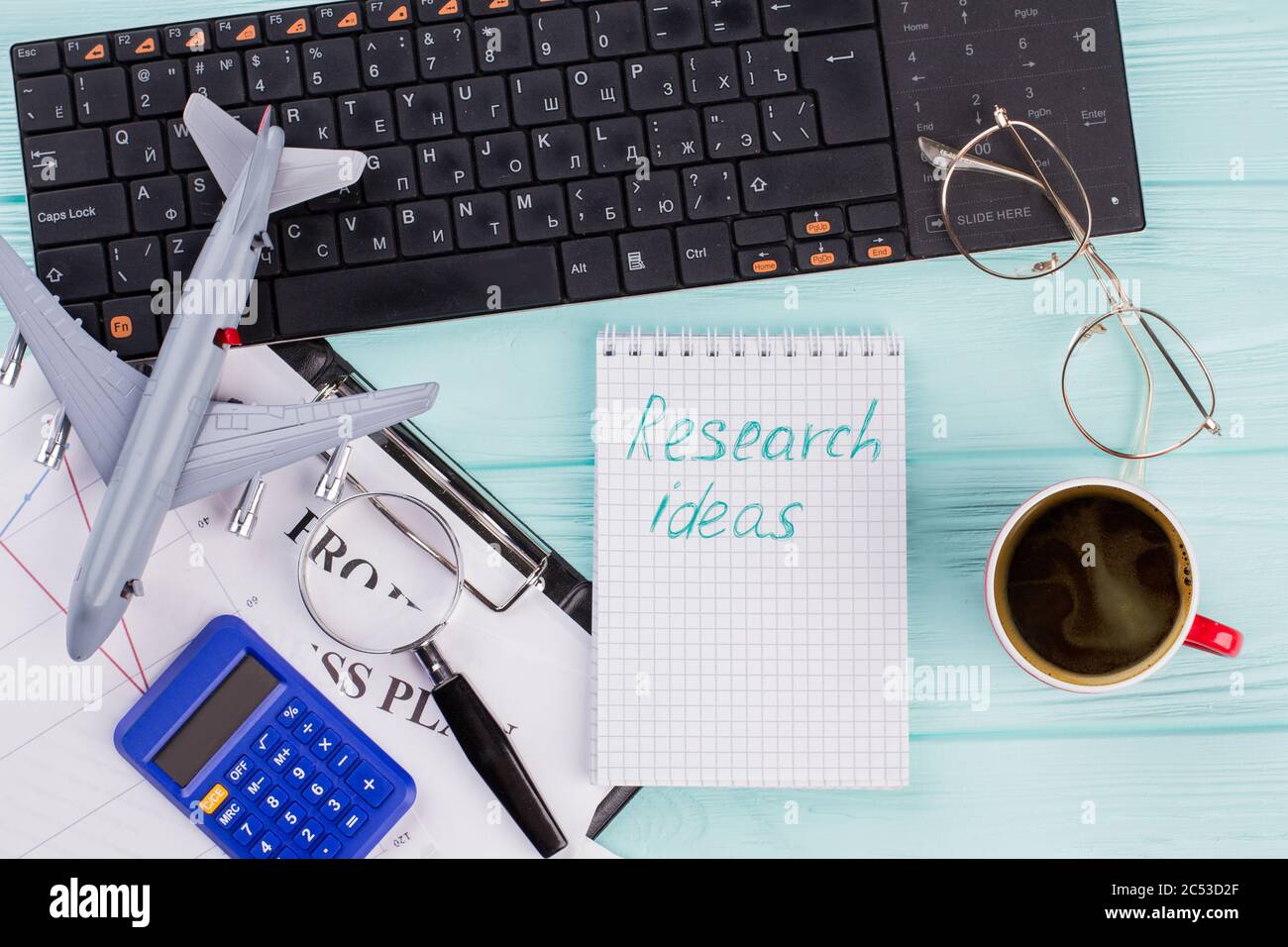 Recherchieren Sie Ideen auf Notizblock mit Bürobedarf. Stockfoto