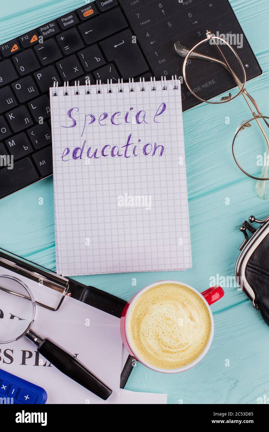 Notizblock mit Worten spezielle Ausbildung auf Tastatur und Tasse Kaffee. Stockfoto