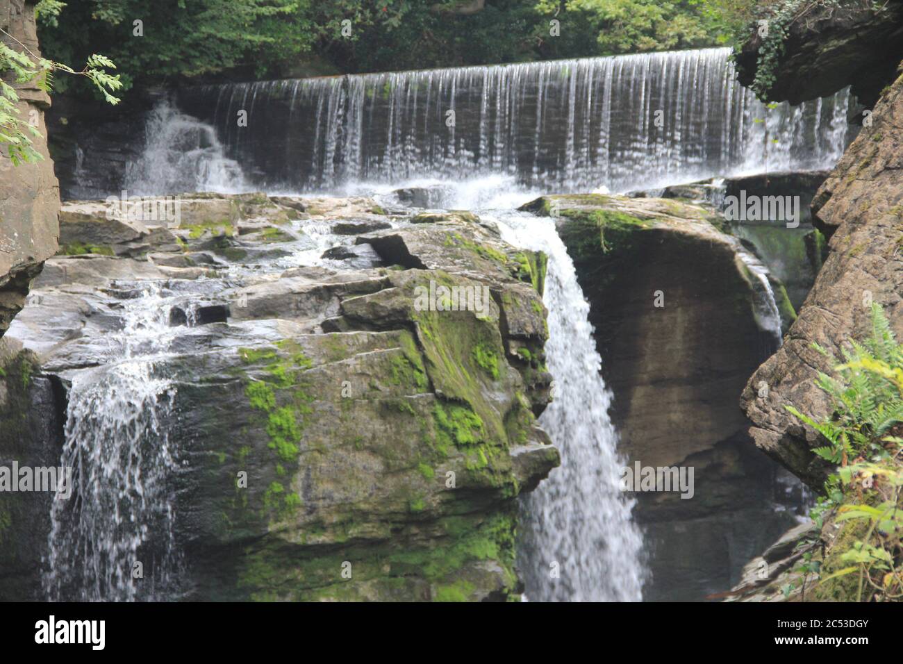 Die Aberdulais Fälle befinden sich auf dem Fluss Dulais bei Aberdulais Stockfoto