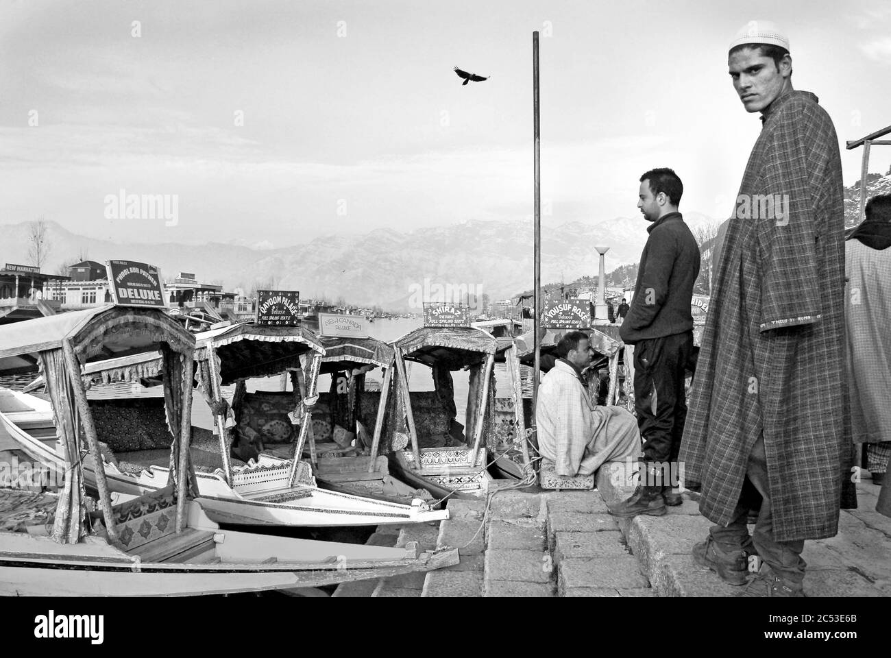 Kaschmir, Indien. Der Dal See bildet einen Knotenpunkt von Arten in Srinagar, da Touristen und Einheimische es für Bootsfahrten oder den Kauf von landwirtschaftlichen Produkten häufig. März 14, 20 Stockfoto