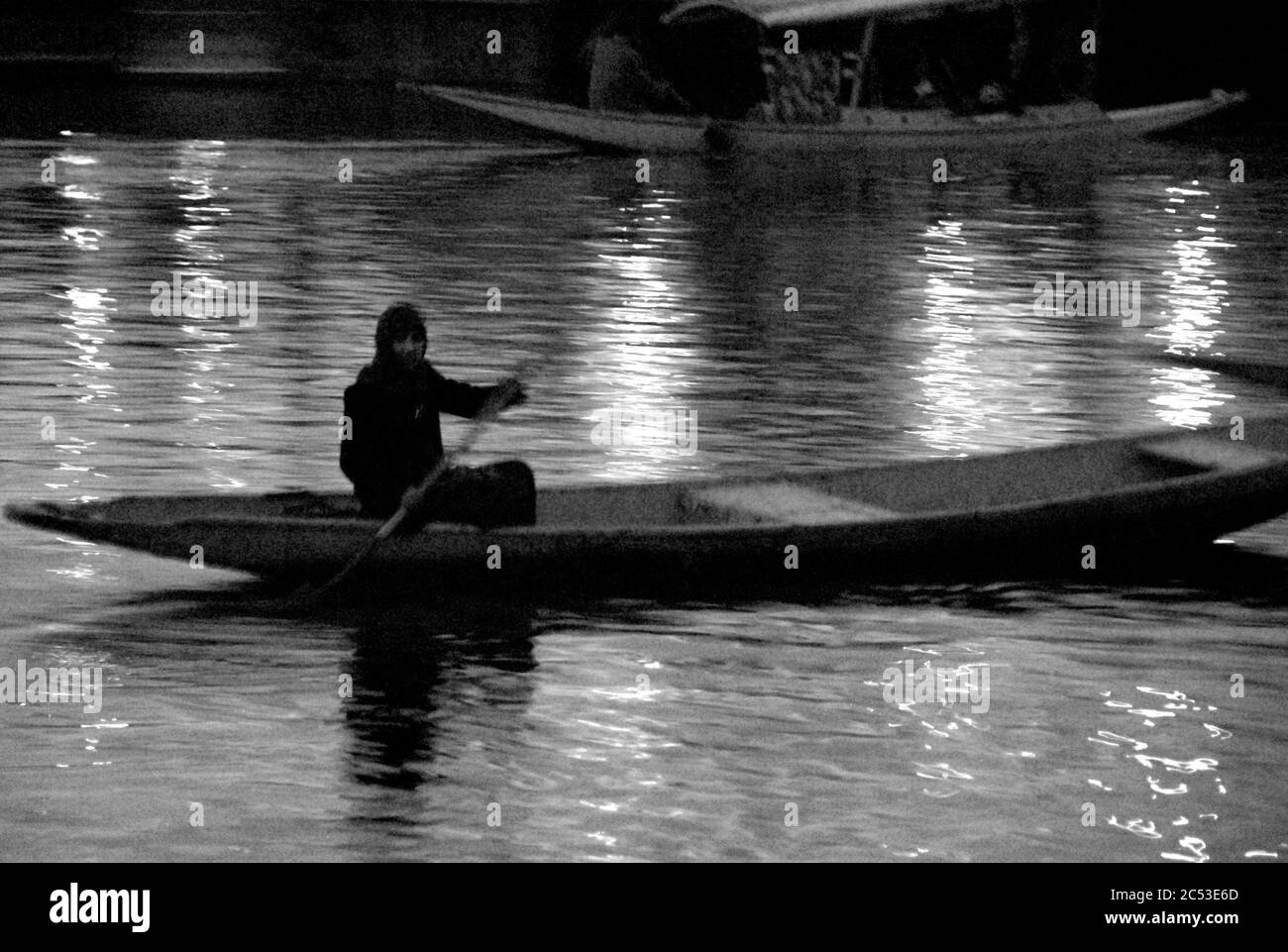 Kaschmir, Indien. Der Dal See bildet einen Knotenpunkt von Arten in Srinagar, da Touristen und Einheimische es für Bootsfahrten oder den Kauf von landwirtschaftlichen Produkten häufig. März 14, 20 Stockfoto
