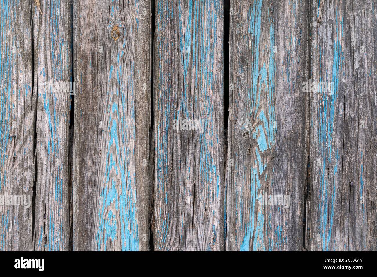 Nahaufnahme der verwitterten und abgenutzten Holzplatte mit blauer Abbeizfarbe Stockfoto