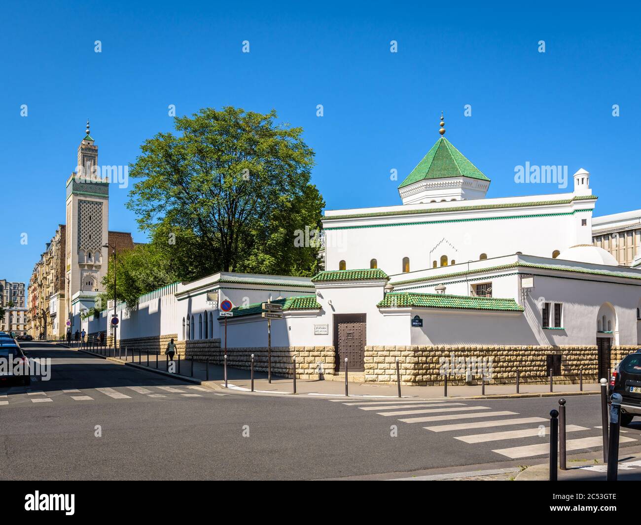 Gesamtansicht der Großen Moschee von Paris mit dem 33 Meter hohen Minarett auf der linken Seite und dem Gebetsraum mit einer Kuppel mit grünen Fliesen auf der rechten Seite Stockfoto