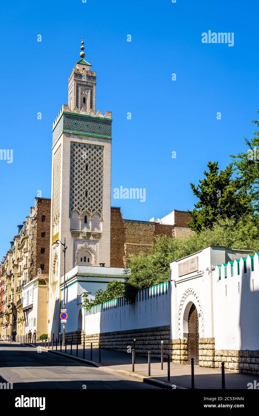Das 33 Meter hohe Minarett der Großen Moschee von Paris und der Eingang des theologischen intituttes Al-Ghazali in der zinnen verlaufenden Umschließungsmauer. Stockfoto
