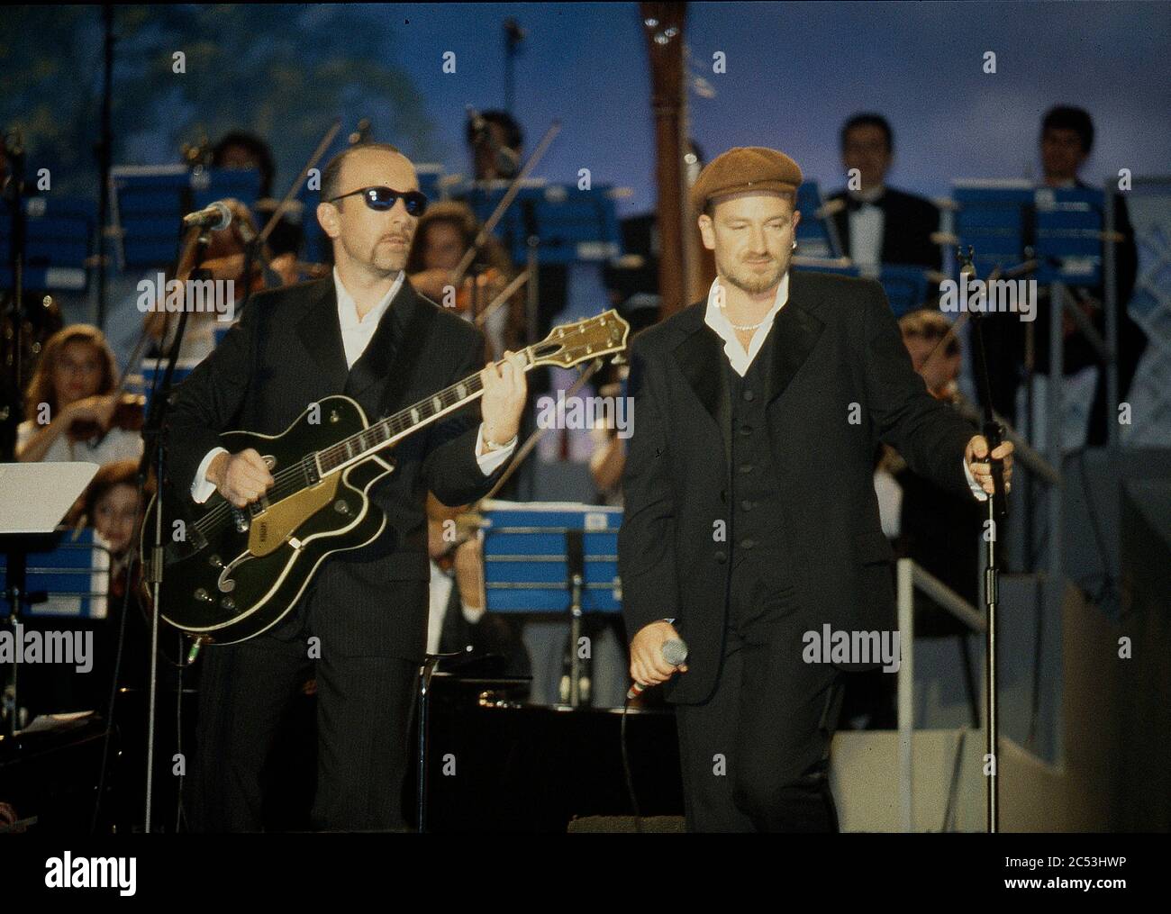 Luciano Pavarotti mit Cheryl Crow beim Pavarotti & Friends Konzert in Modena, Italien, singen Lac ci darem la mano Stockfoto