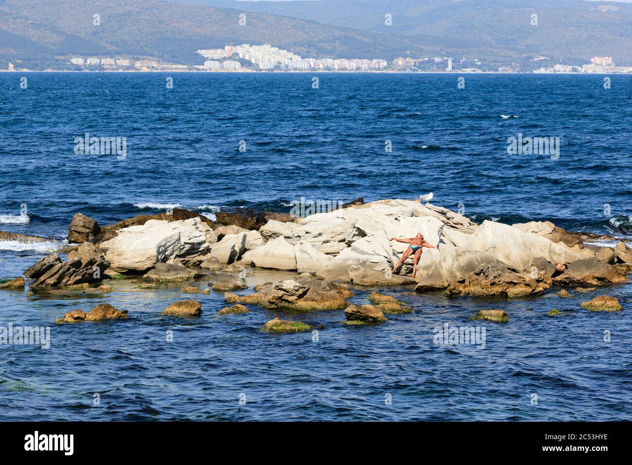 Urlauber genießen die Sonne am Meer, Nessebar, Bulgarien. Stockfoto