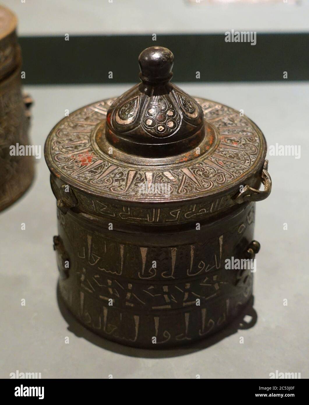 Inkwell, Iran, Khorasan, Anfang des 13. Jahrhunderts n. Chr., Bronze, Silber-Intarsien Stockfoto