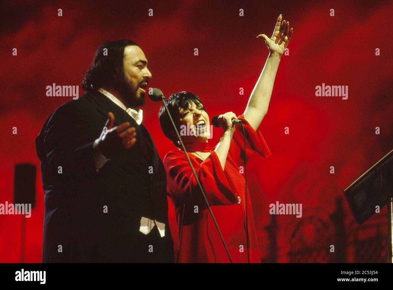 Pavarotti & Friends Konzert in Modena, Italien 1996: Luciano Pavarotti & Liza Minelli Stockfoto