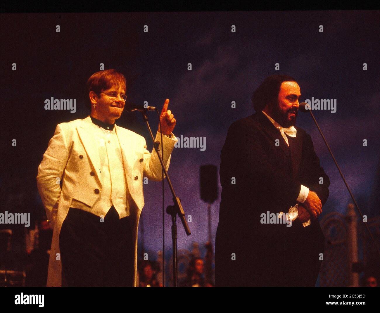 Pavarotti & Friends Konzert in Modena, Italien 1996: Luciano Pavarotti & Elton John Stockfoto