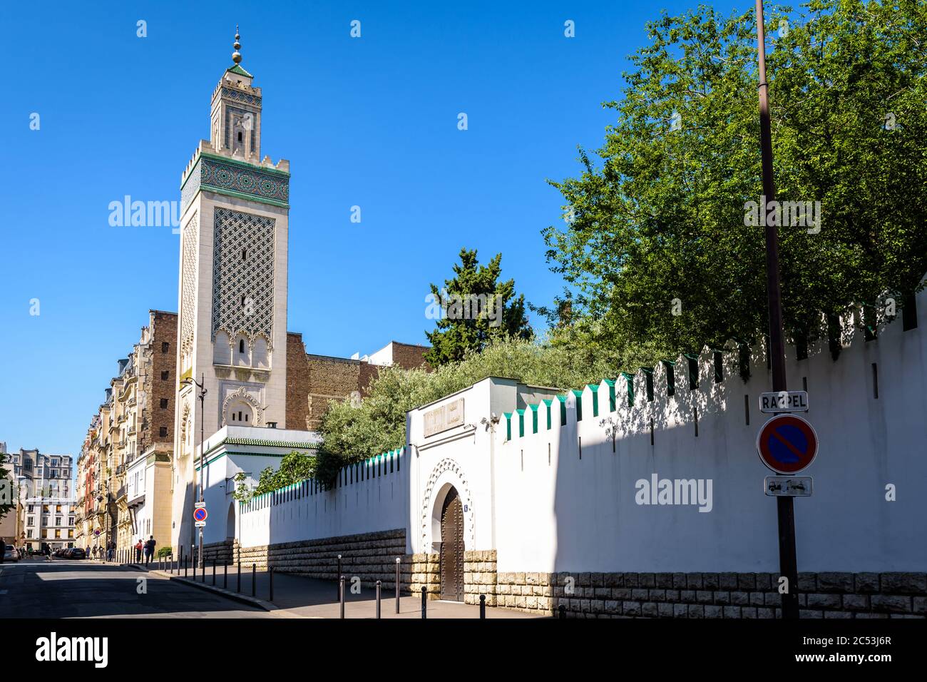 Das 33 Meter hohe Minarett der Großen Moschee von Paris und der Eingang des theologischen intituttes Al-Ghazali in der zinnen verlaufenden Umschließungsmauer. Stockfoto