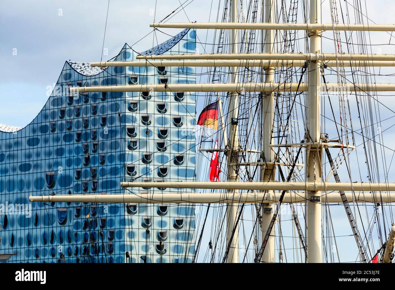 Masten vom Segelschiff Rickmer Rickmers, im Hintergrund die Elbphilharmonie, Hamburg. Stockfoto