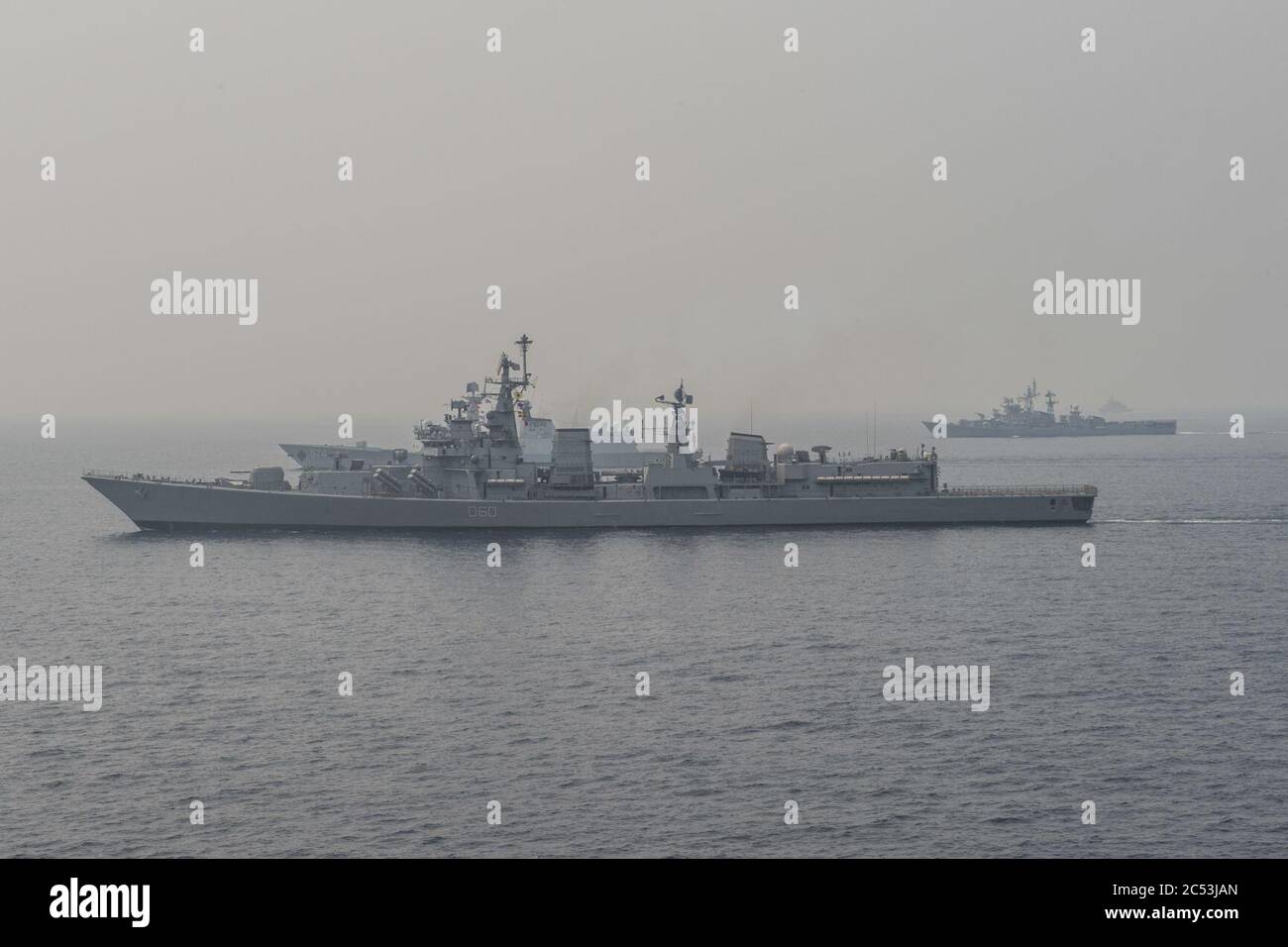 INS Mysore (D60), PLAN Sanya (D574) und INS Ranvijay dampfen während einer Übung neben USS Antietam (CG 54). Stockfoto