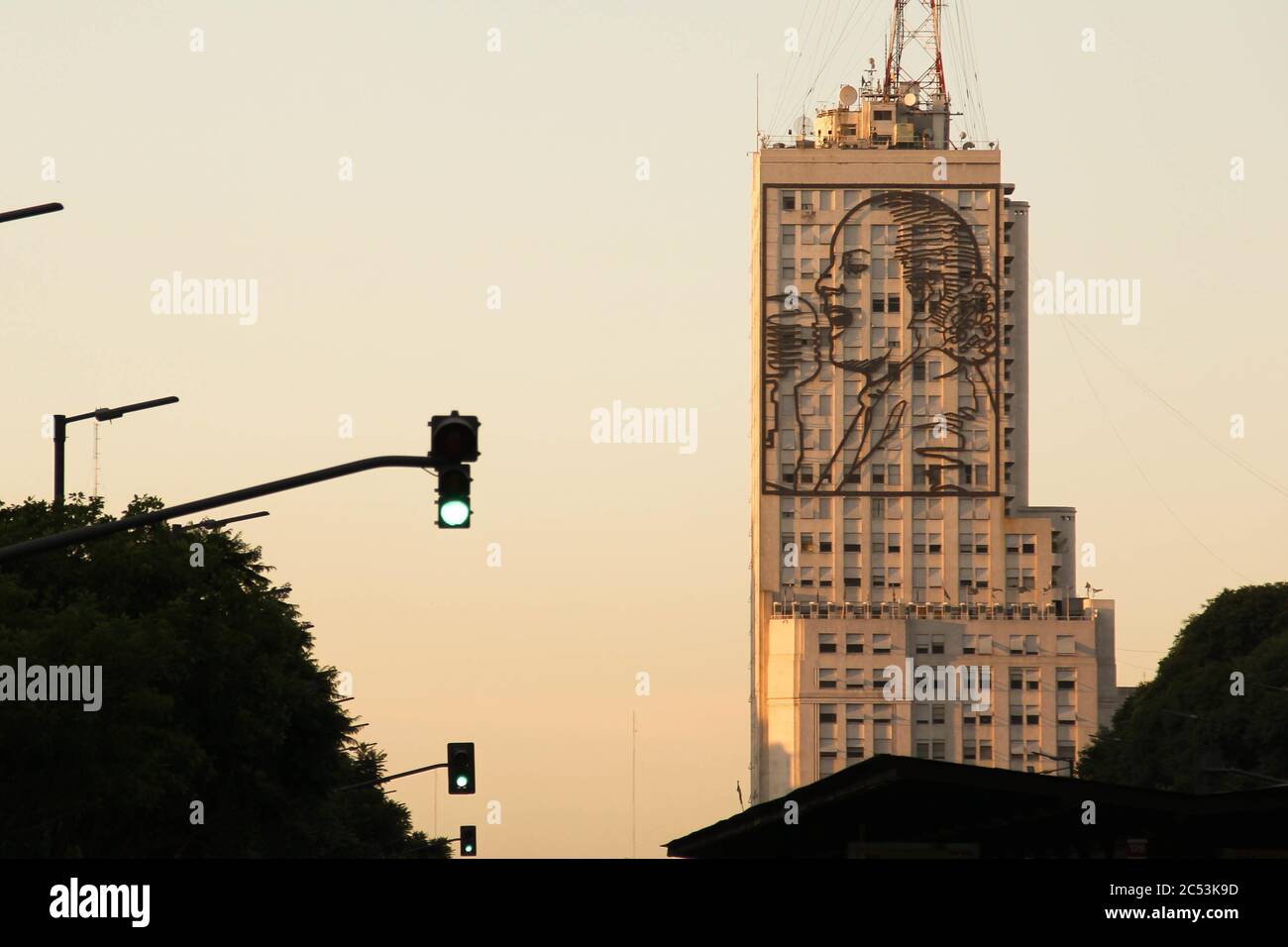 BUENOS AIRES, ARGENTINIEN - 31. März 2017: Gebäude des Ministeriums für soziale Entwicklung, in der Morgendämmerung Sonnenaufgang, mit großen Stahlbild von Eva Peron (Evita) g Stockfoto