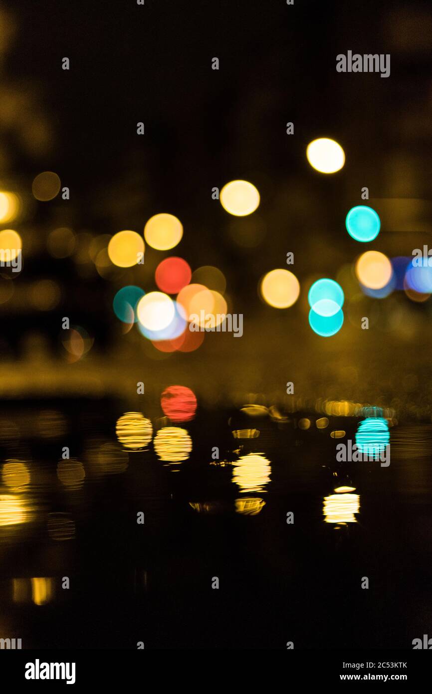 Schönes Bokeh der Lichter der Stadt Madrid. Stockfoto