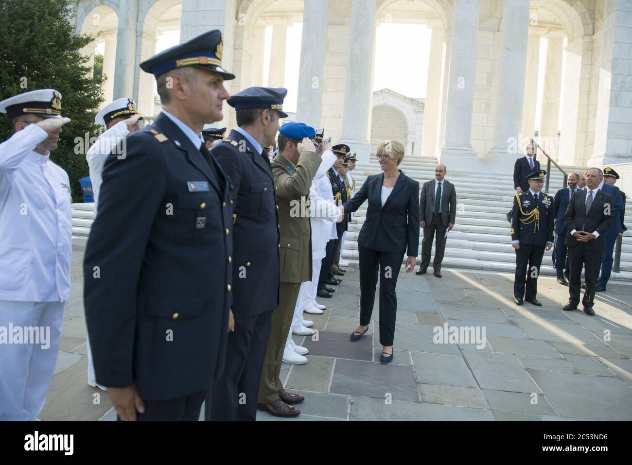Die italienische Verteidigungsministerin Roberta Pinotti nimmt an einer Kranzverlegezeremonie am Grab des unbekannten Soldaten auf dem Nationalfriedhof von Arlington Teil (35690319002). Stockfoto