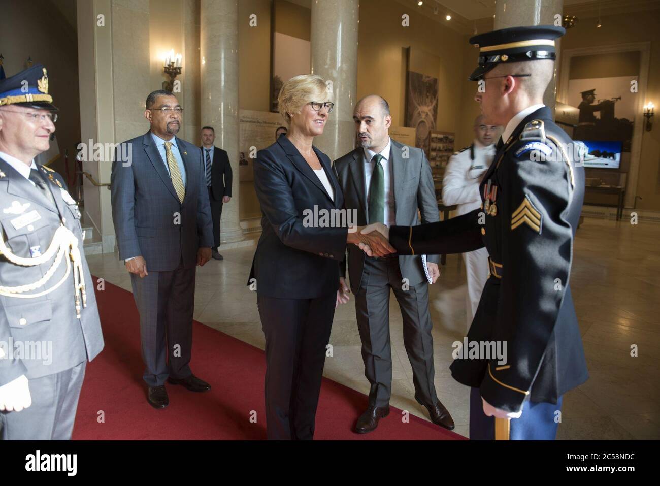 Die italienische Verteidigungsministerin Roberta Pinotti nimmt an einer Kranzverlegezeremonie am Grab des unbekannten Soldaten auf dem Nationalfriedhof von Arlington Teil (35727863991). Stockfoto