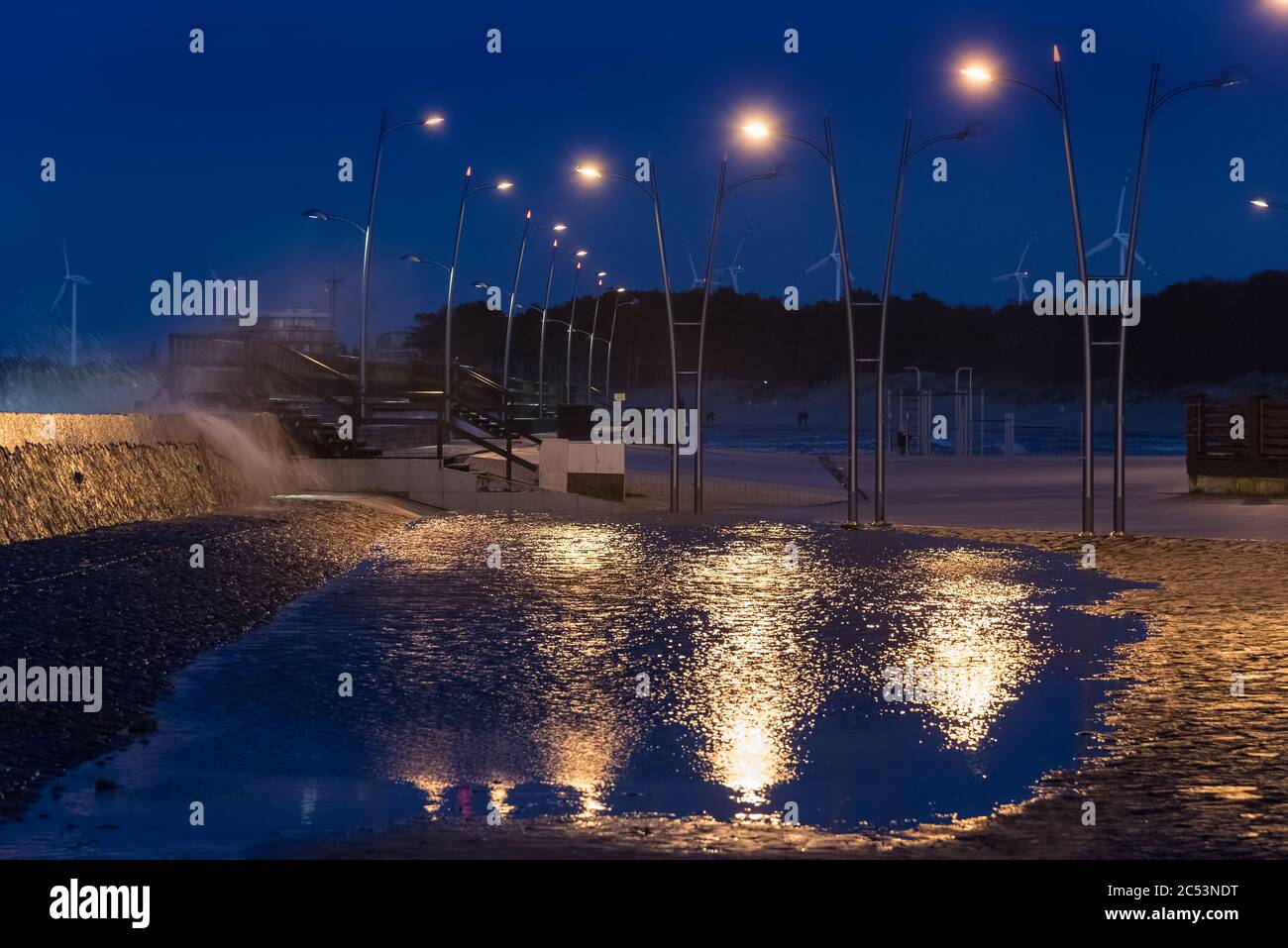 Beleuchtung am Strand in Darlowko Stockfoto