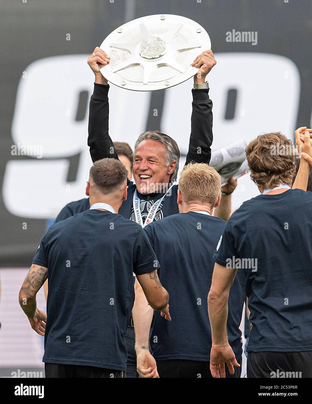 Preisverleihung: Jubilationstrainer Uwe NEUHAUS (BI) mit der Fußball-Meisterschaft 2. Bundesliga, 34. Spieltag, DSC Arminia Bielefeld (BI) - FC Heidenheim (HDH), am 28. Juni 2020 in Bielefeld. # die DFL-Vorschriften verbieten die Verwendung von Fotos als Bildsequenzen und/oder quasi-Video # Â weltweit Stockfoto