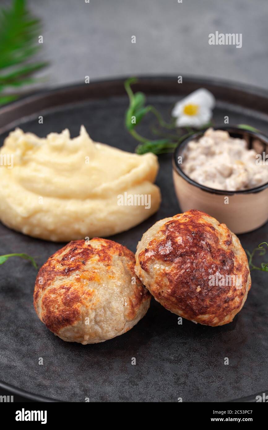 Hausgemachte Hähnchenfleisch-Patties mit Sauce, Kartoffelpüree Stockfoto