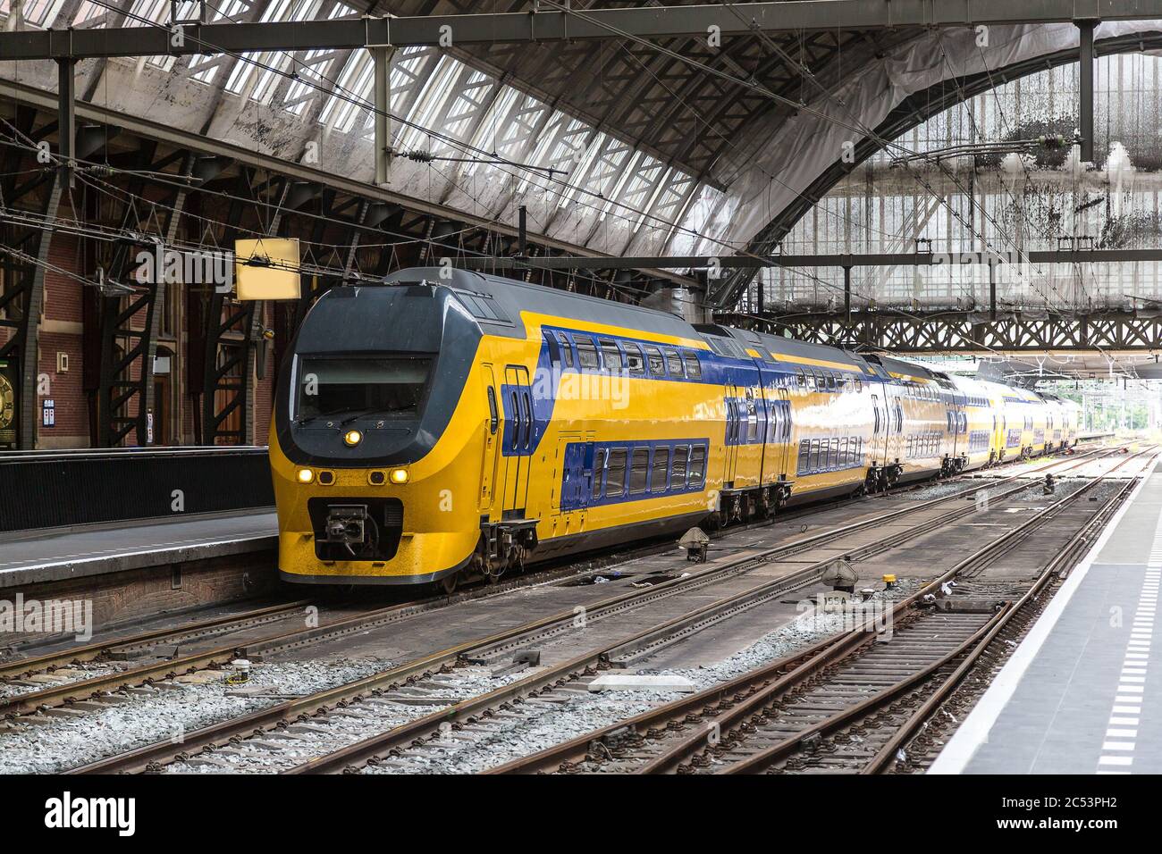 Hauptbahnhof in Amsterdam an einem schönen Sommertag, den Niederlanden Stockfoto