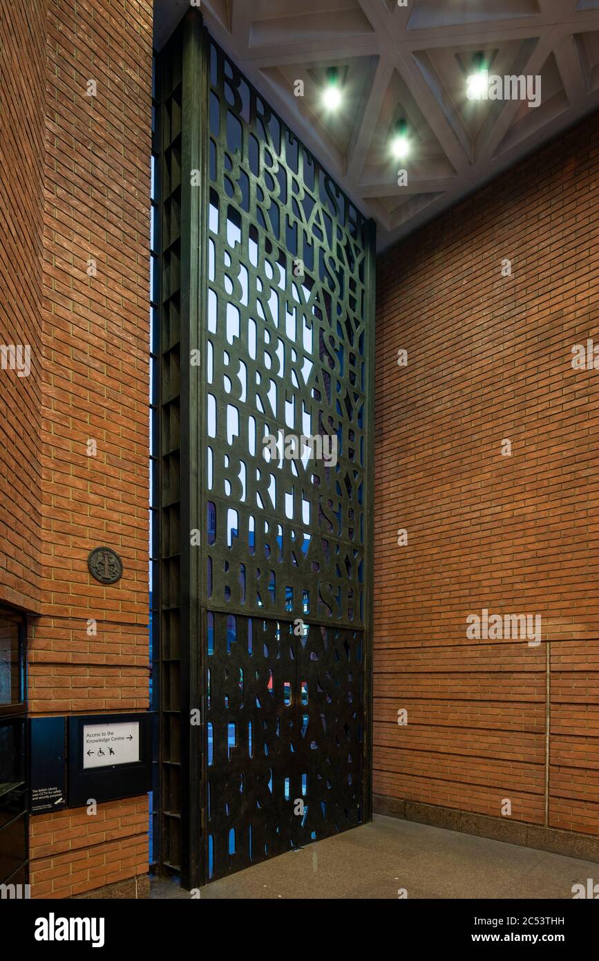 Schräge Ansicht von Metalltoren. The British Library, London, Vereinigtes Königreich. Architekt: Colin St John Wilson, 1998. Stockfoto