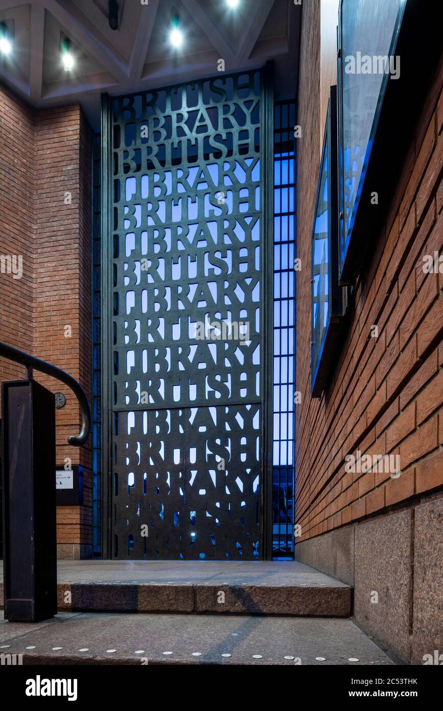 Axiale Ansicht von Metalltoren. The British Library, London, Vereinigtes Königreich. Architekt: Colin St John Wilson, 1998. Stockfoto