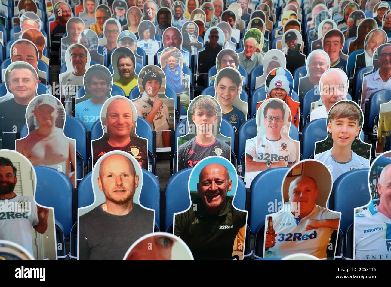 Die Fans von Leeds United decken die Tribünen während des Sky Bet Championship-Spiels in der Elland Road, Leeds, ab. Stockfoto