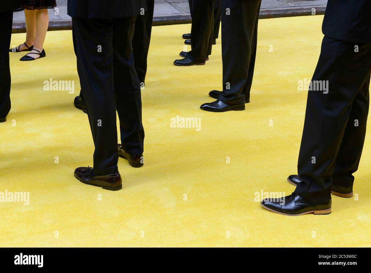 USA, New York City, Manhattan, NYSE New York Stock Exchange an der Wall Street, Manager auf gelbem Teppich Stockfoto