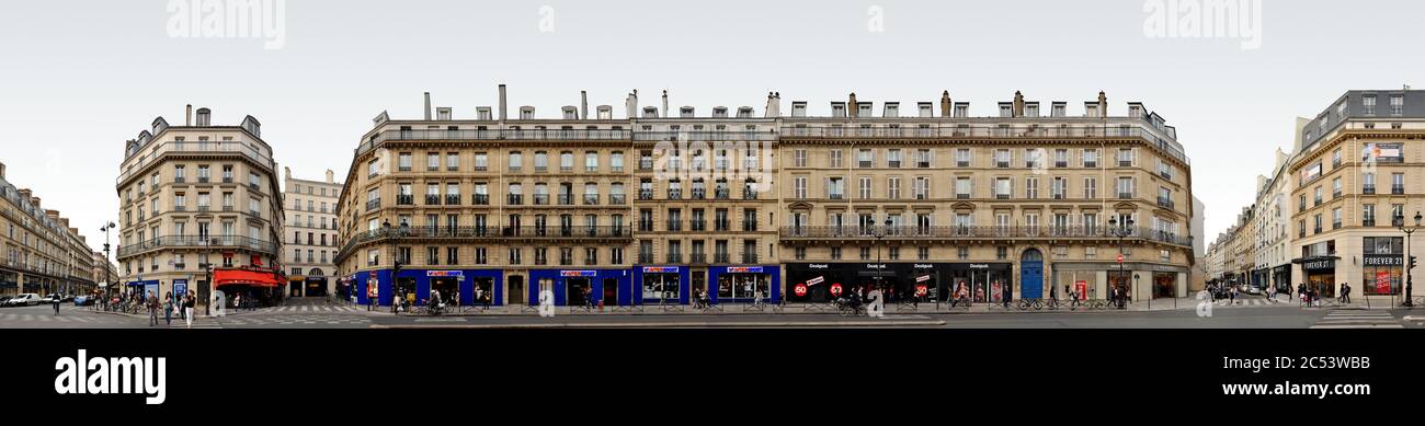 Paris, Frankreich, Straßenblock in der Rue de Rivoli im Zentrum von Paris, einer der wichtigsten Einkaufsstraßen, die parallel zur seine verläuft. Stockfoto