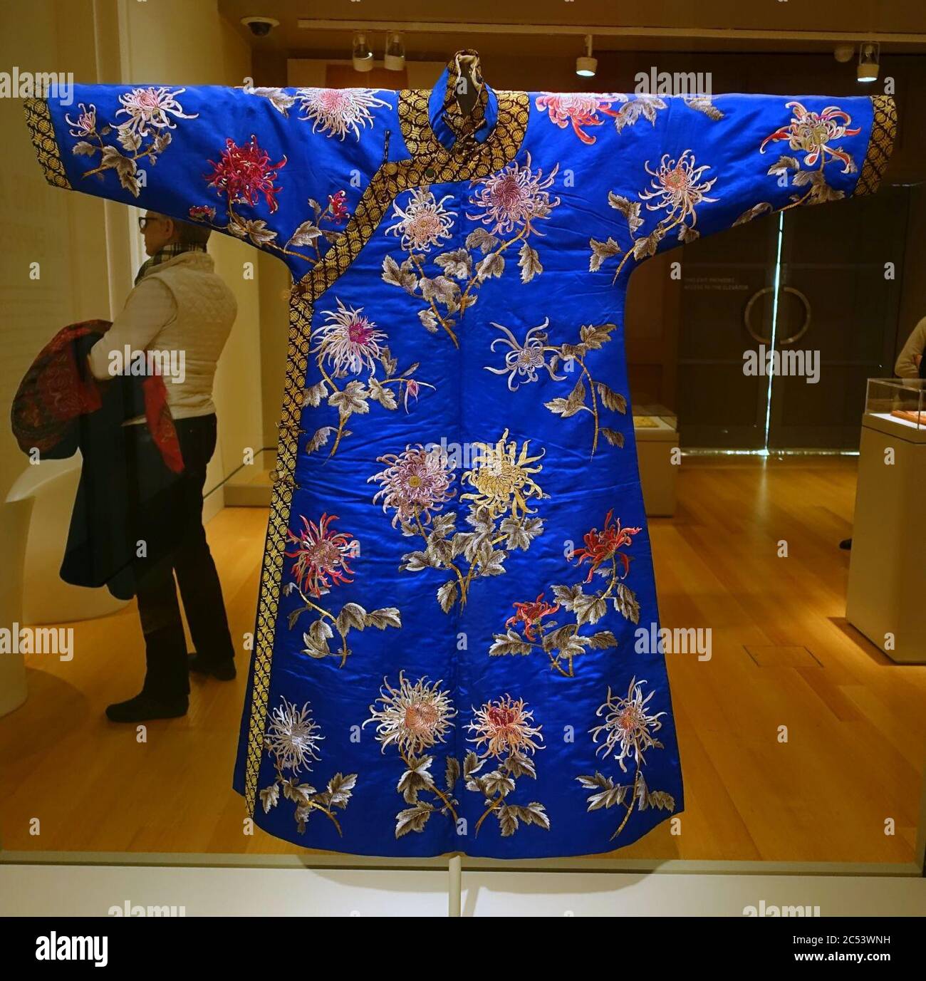 Informelle Robe mit Chrysanthemen 1, China, Prägung wahrscheinlich von Imperial Silk Manufactory, Suzhou, Schneiderei von Imperial Workshop, Peking, Guangxu-Zeit, 1875-1908, Seide Stockfoto