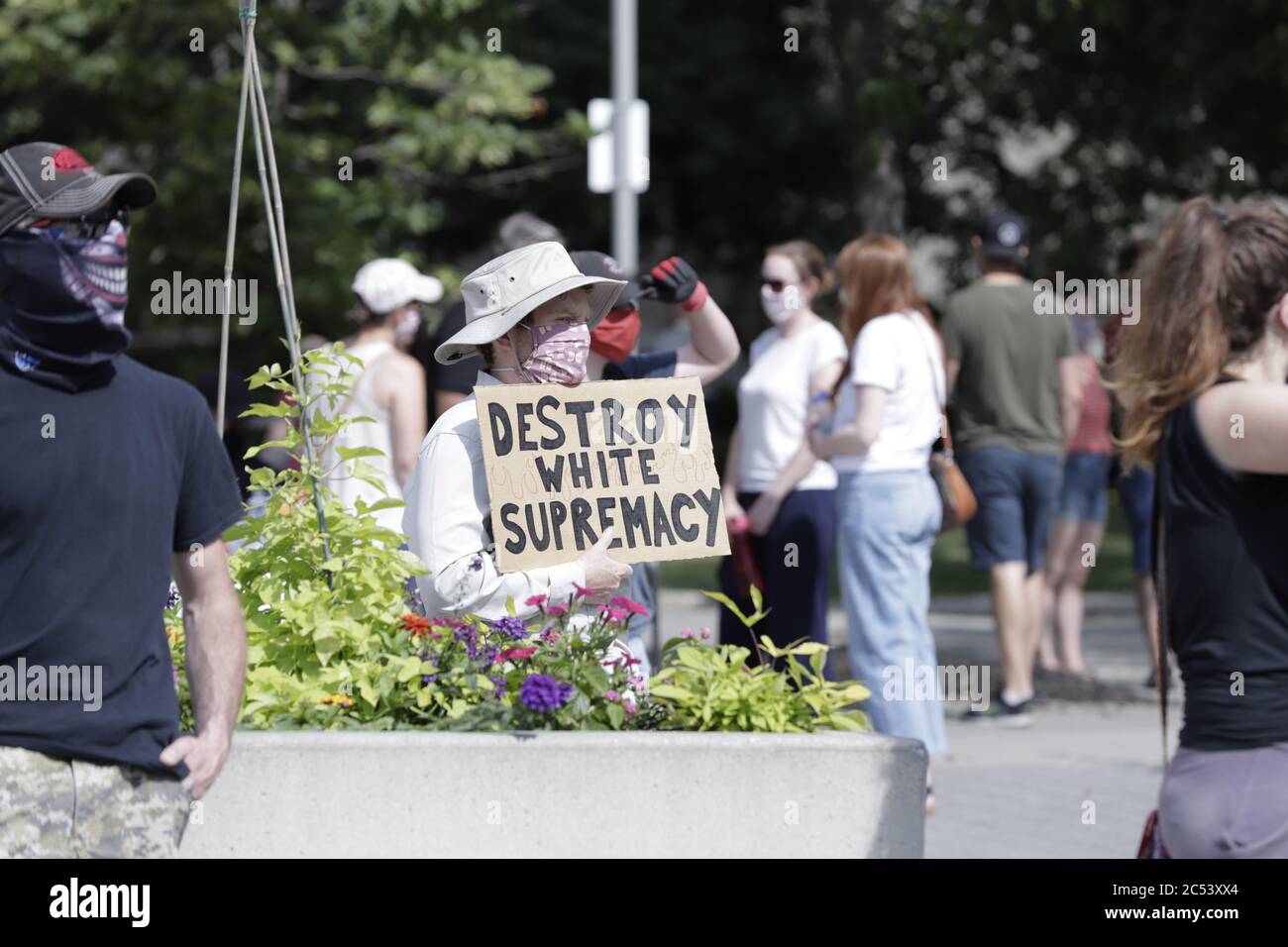 Der Protestor hält ein Plakat hoch, das sagt, die Weiße Supremacy zerstören, um die Bewegung der Schwarzen Leben zu unterstützen Stockfoto