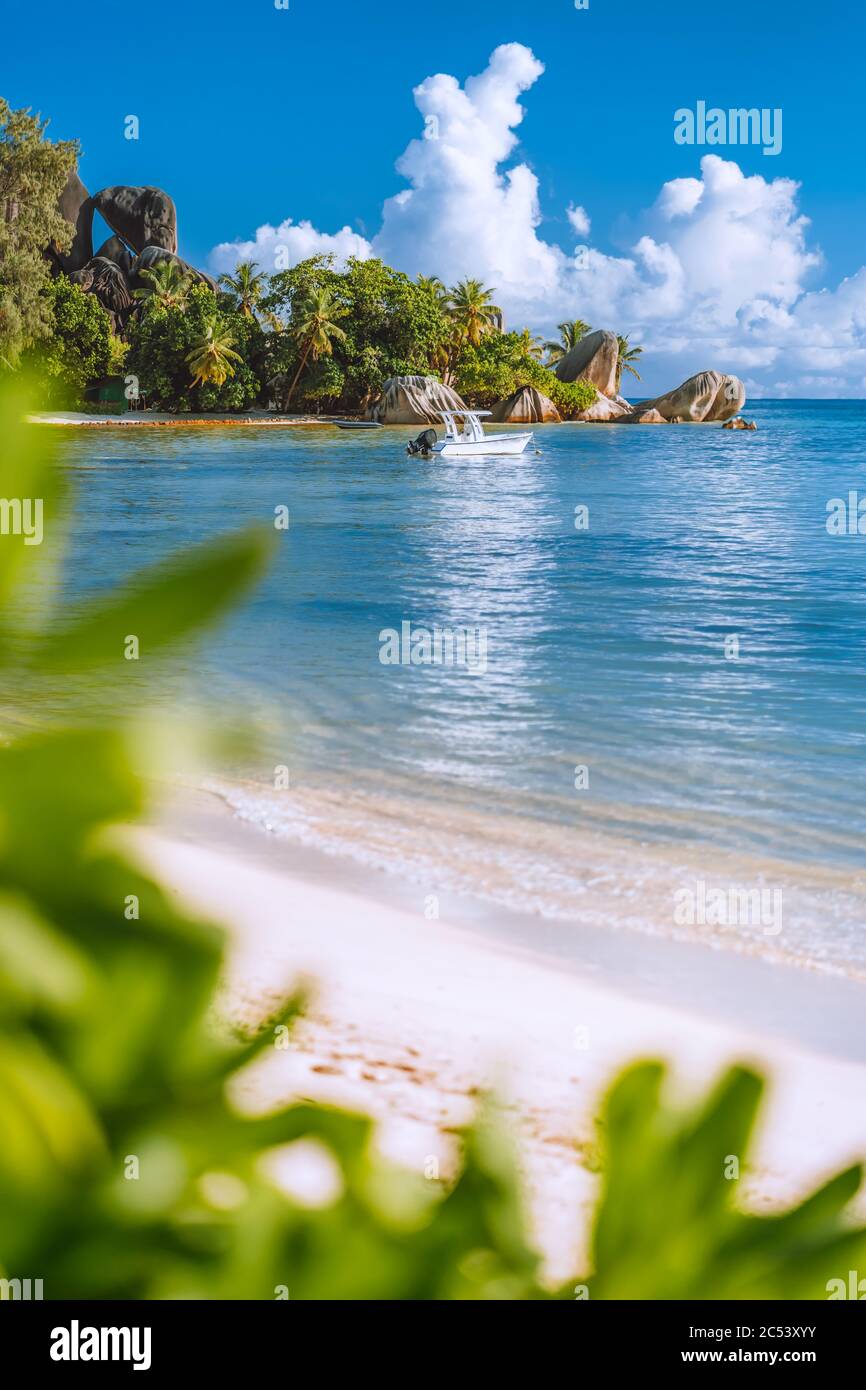 Seychellen berühmten Anse Source d'Argent Strand mit bekannten Granit Felsbrocken auf La Digue Insel. Stockfoto