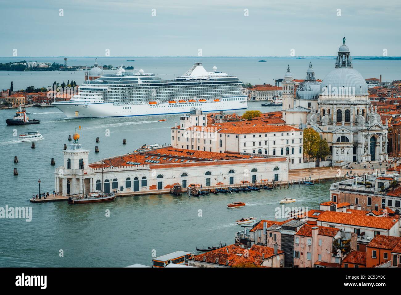 Venezianische Luftansicht der Basilika Santa Maria della Salute vom San Marco Campanile. Venedig, Italien. Kreuzfahrtschiff schwimmt in der Lagune. Stockfoto