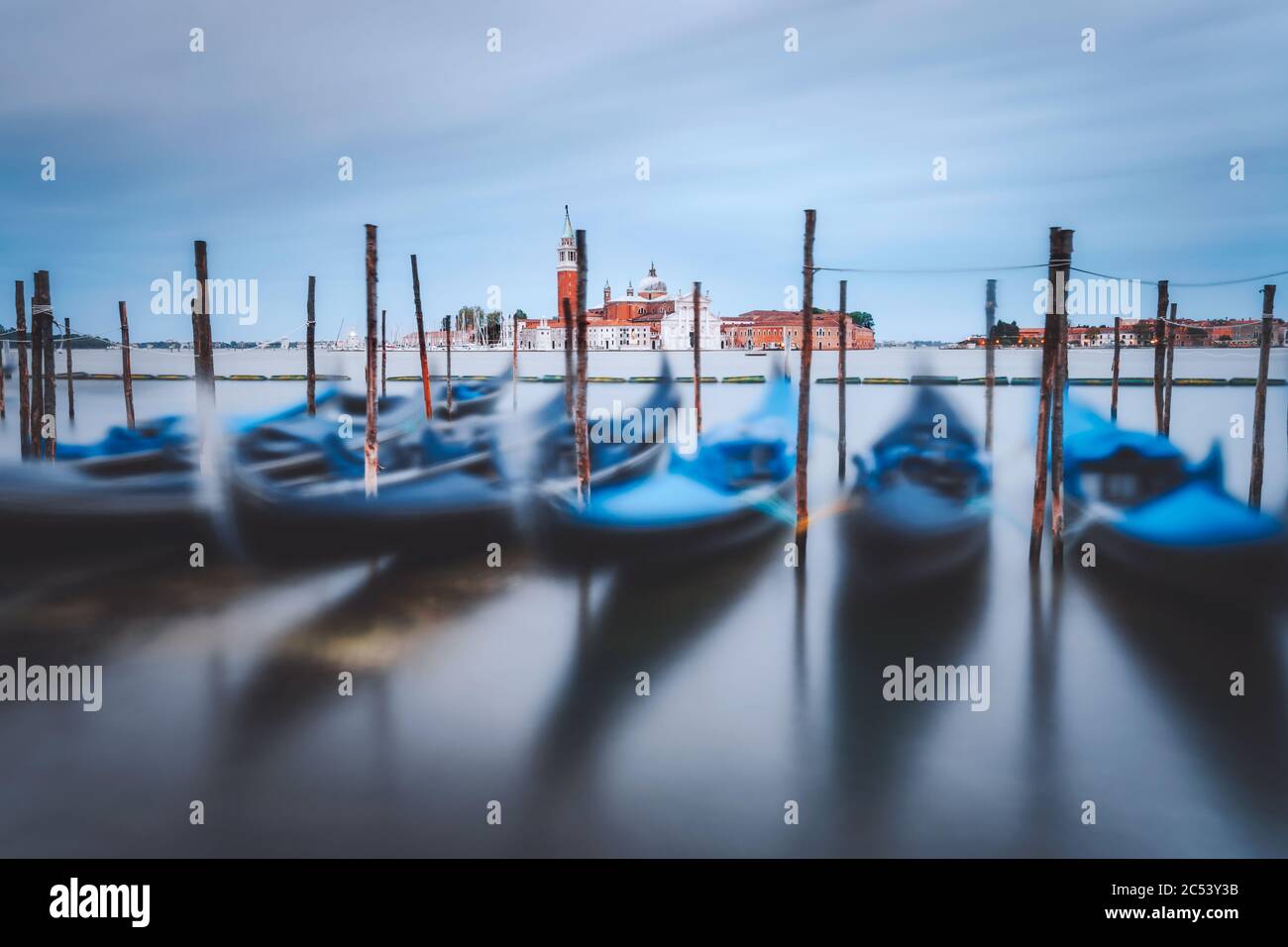 Gondeln im Canale Grande vor der Kirche San Giorgio Maggiore im Hintergrund. Langzeitbelichtung. Stockfoto Gondeln im Canale Grande vor der Kirche San Giorgio Maggiore im Hintergrund. Langzeitbelichtung. Stockfoto