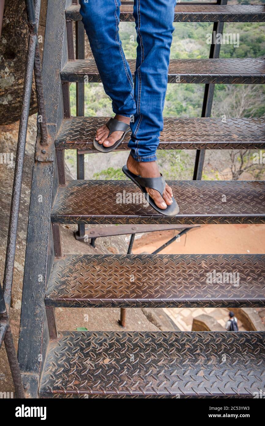 Beine, ein Mann klettert eine Stahltreppe hinunter, Sigiriyafelsen, Sri Lanka Stockfoto