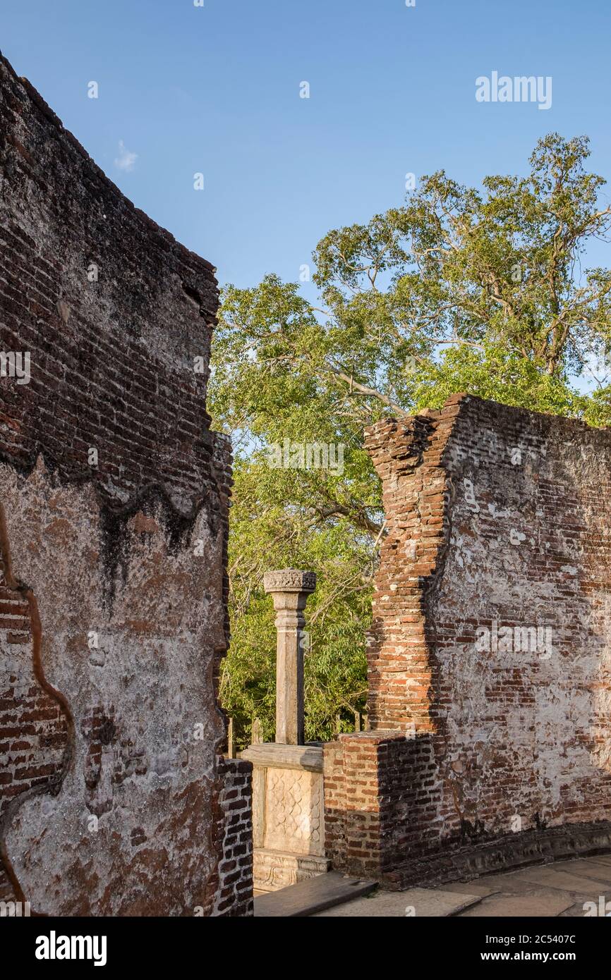 Verfallene Mauerwerk einer Ruine in Sri Lankas alter Hauptstadt Polonnaruwa Stockfoto